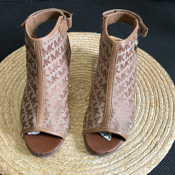 Michael Kors Kids Youth Canvas Monogram Peep Toe Sandals Heel Size 3 - Picture 4 of 16